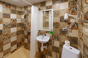 Habitación estándar con 1 cama matrimonial o 2 individuales | Baño | Regadera, amenidades de baño gratuitas, secadora de cabello, toallas 