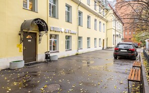 Vista frontal de la propiedad