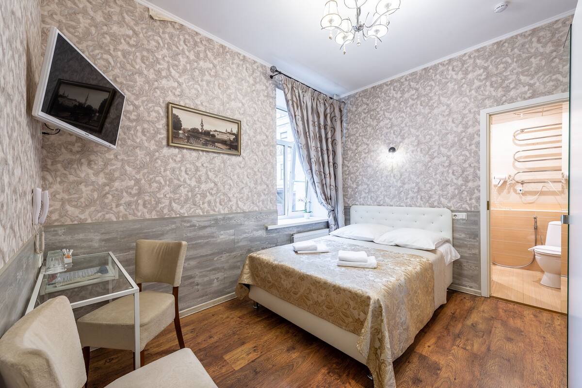 Habitación doble Confort | Tabla de planchar con plancha, wifi gratis y ropa de cama