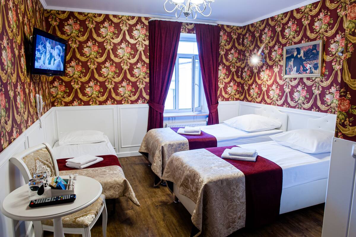 Habitación triple familiar | Tabla de planchar con plancha, wifi gratis y ropa de cama