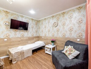 Family Quadruple Room | 1 bedroom, iron/ironing board, free WiFi, bed sheets