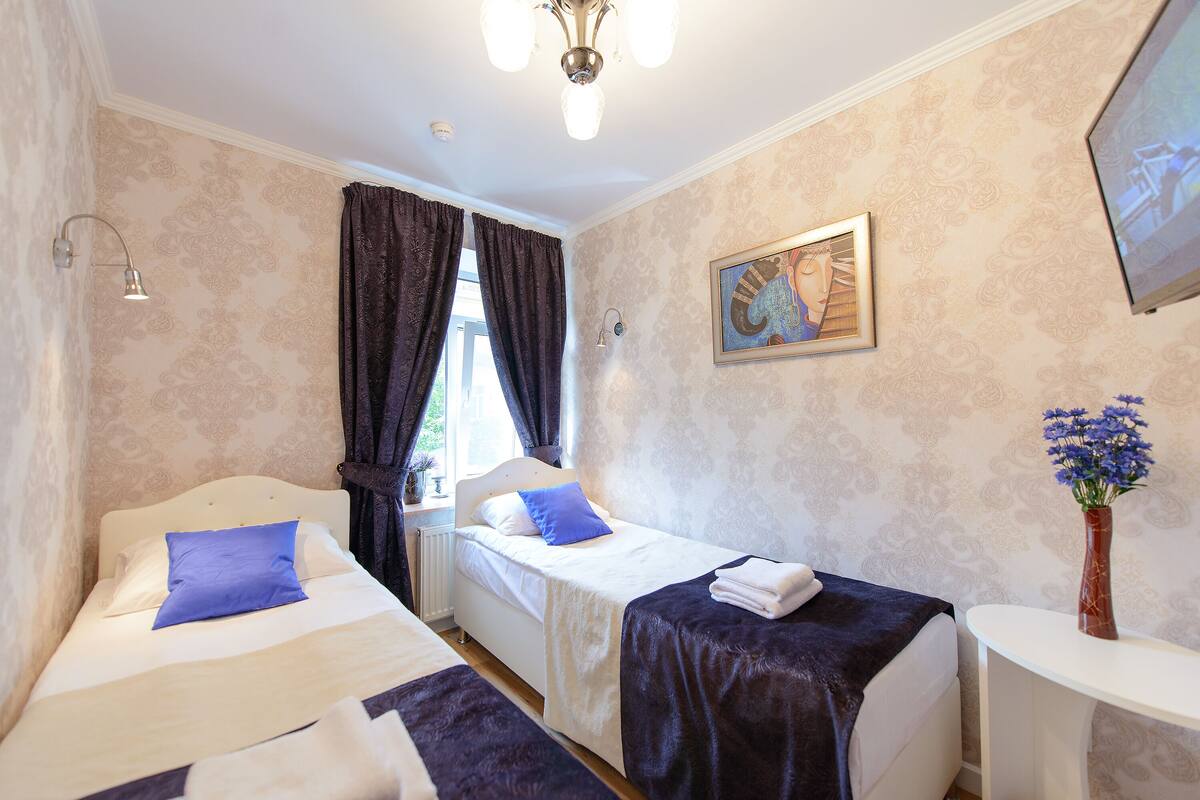 Habitación estándar con 1 cama matrimonial o 2 individuales | Tabla de planchar con plancha, wifi gratis y ropa de cama