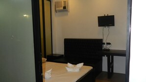 Deluxe Couple Room | Desk, bed sheets