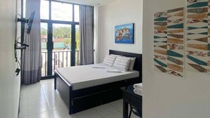 Deluxe Couple Room | Desk, bed sheets