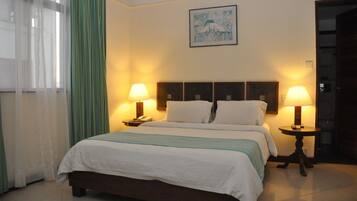 Värdeförvaringsskåp på rummet, skrivbord och gratis barnsängar