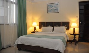 客房内保险箱、办公桌、免费婴儿床、免费 WiFi