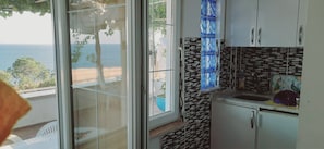 Studio Familial, salle de bains privée, vue mer | Cuisine privée