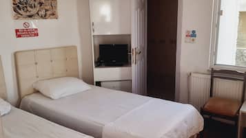 Familiekamer, 1 twee- of 2 eenpersoonsbedden, privébadkamer, uitzicht op zee | Lakens van Egyptisch katoen, luxe beddengoed, een minibar