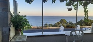 Vista desde un balcón sobre una calle con un cartel que dice 'Dallas O'Neil Hotel'.