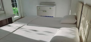 Chambre Familiale Double ou avec lits jumeaux, salle de bains privée, vue mer | Draps en coton égyptien, literie de qualité supérieure, minibar