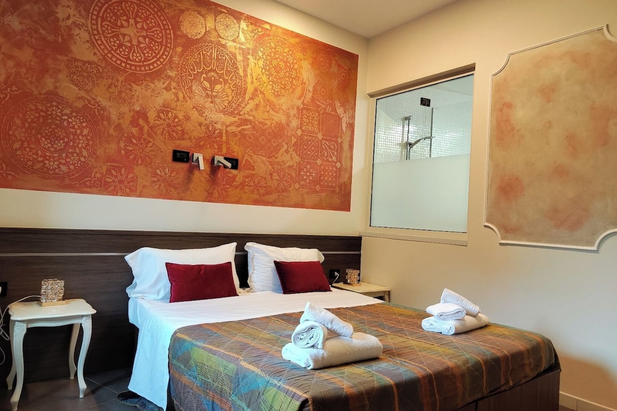 Zimmersafe, Schreibtisch, Verdunkelungsvorhänge, schallisolierte Zimmer