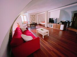 Loft | 1 Schlafzimmer, hochwertige Bettwaren, Schreibtisch