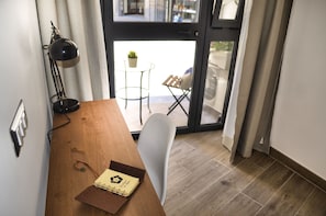 Loft exclusivo, acessível | Área de estar | TV de tela plana 28 polegadas com canais a cabo, TV