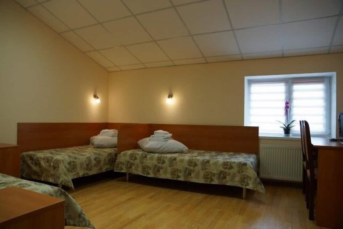 Standard Triple Room | Meja, kalis bunyi, seterika/papan seterika, Wi-fi percuma