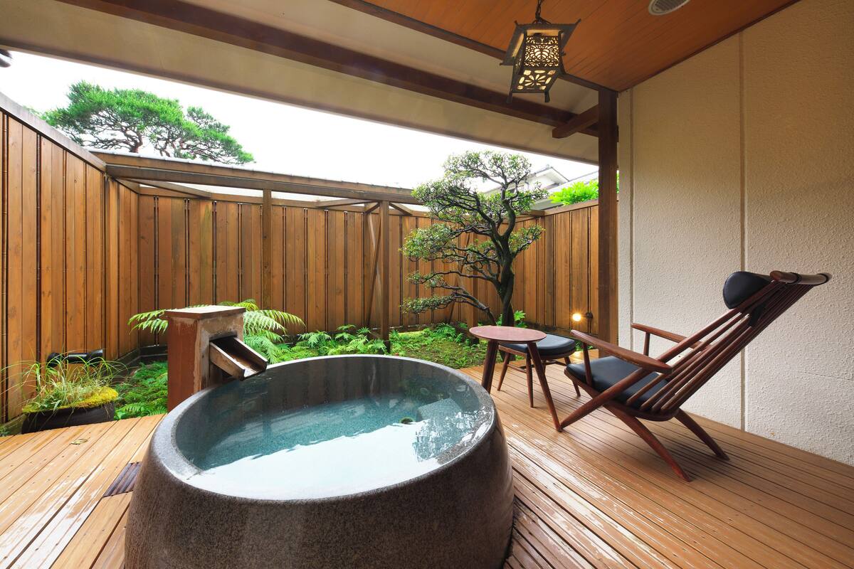 Luxury Room | In-room safe, soundproofing, WiFi (free), bed sheets