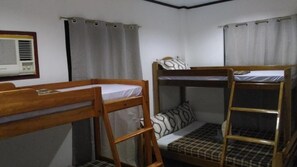 Escritorio, wifi gratis y ropa de cama 
