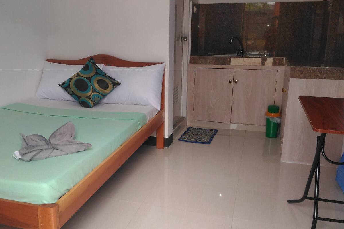 Meja, Wi-fi percuma, cadar katil