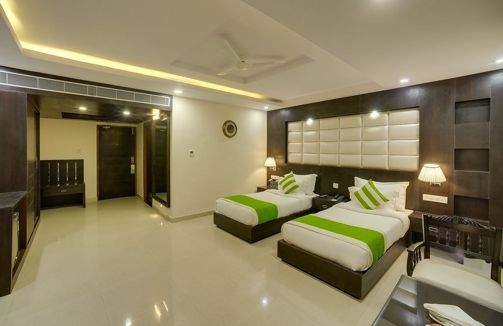 club room | minibar, in-room safe, desk, soundproofing