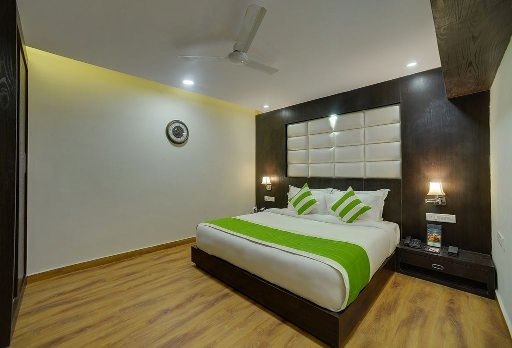 executive suite | minibar, in-room safe, desk, soundproofing