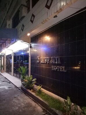 The exterior of the SANT JAY HOTEL with a dark facade and a sign displaying the hotel's name. - Hotel Laut Jaya (Tanjung Pinang)