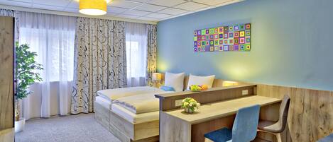 コンフォート スタジオ クイーンベッド 1 台 | セーフティボックス (室内)、デスク、防音設備、ベビーベッド (無料)