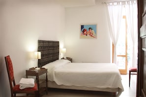 Phòng đôi hoặc 2 giường đơn | Bộ đồ giường cao cấp, minibar, két bảo mật tại phòng, bàn