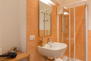 Buồng tắm vòi sen, đồ dùng nhà tắm miễn phí, máy sấy tóc