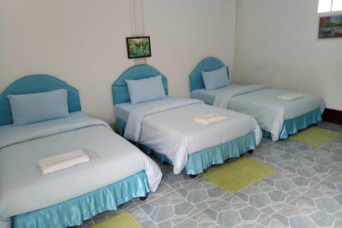 Habitación triple | Escritorio, wifi gratis y ropa de cama