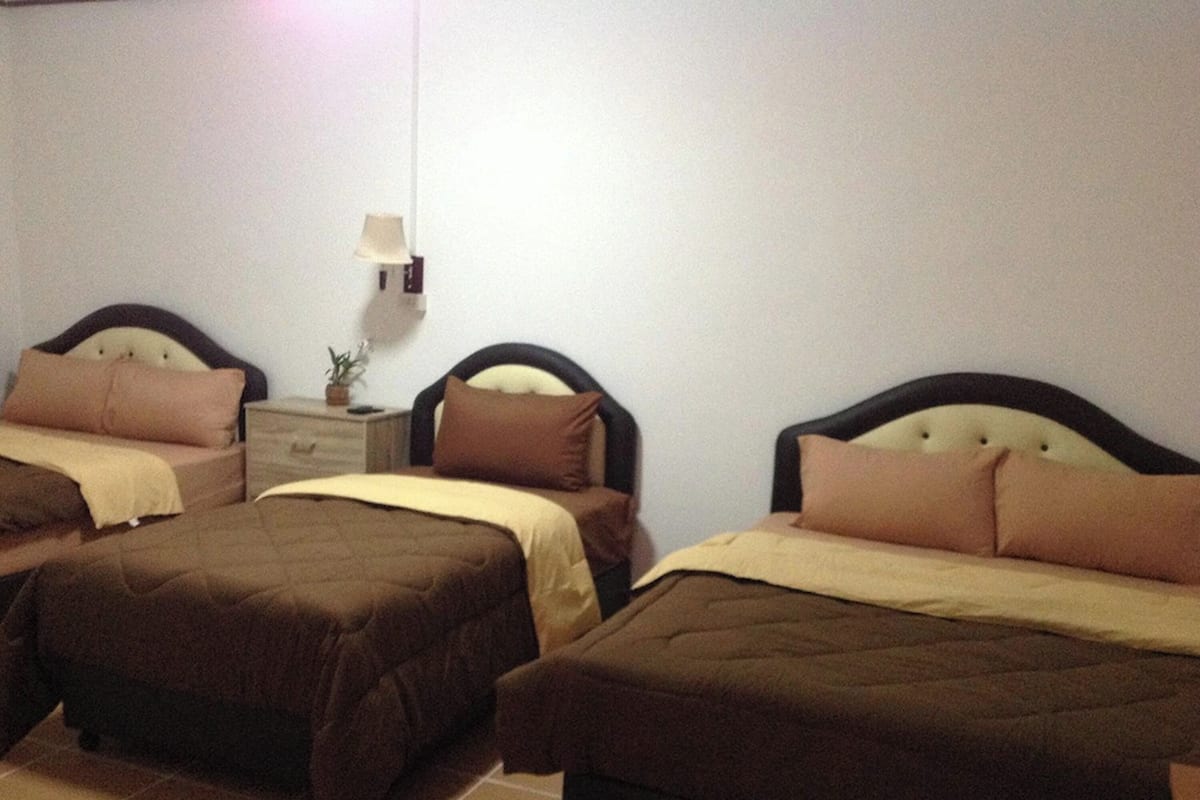 Habitación familiar | Escritorio, wifi gratis y ropa de cama
