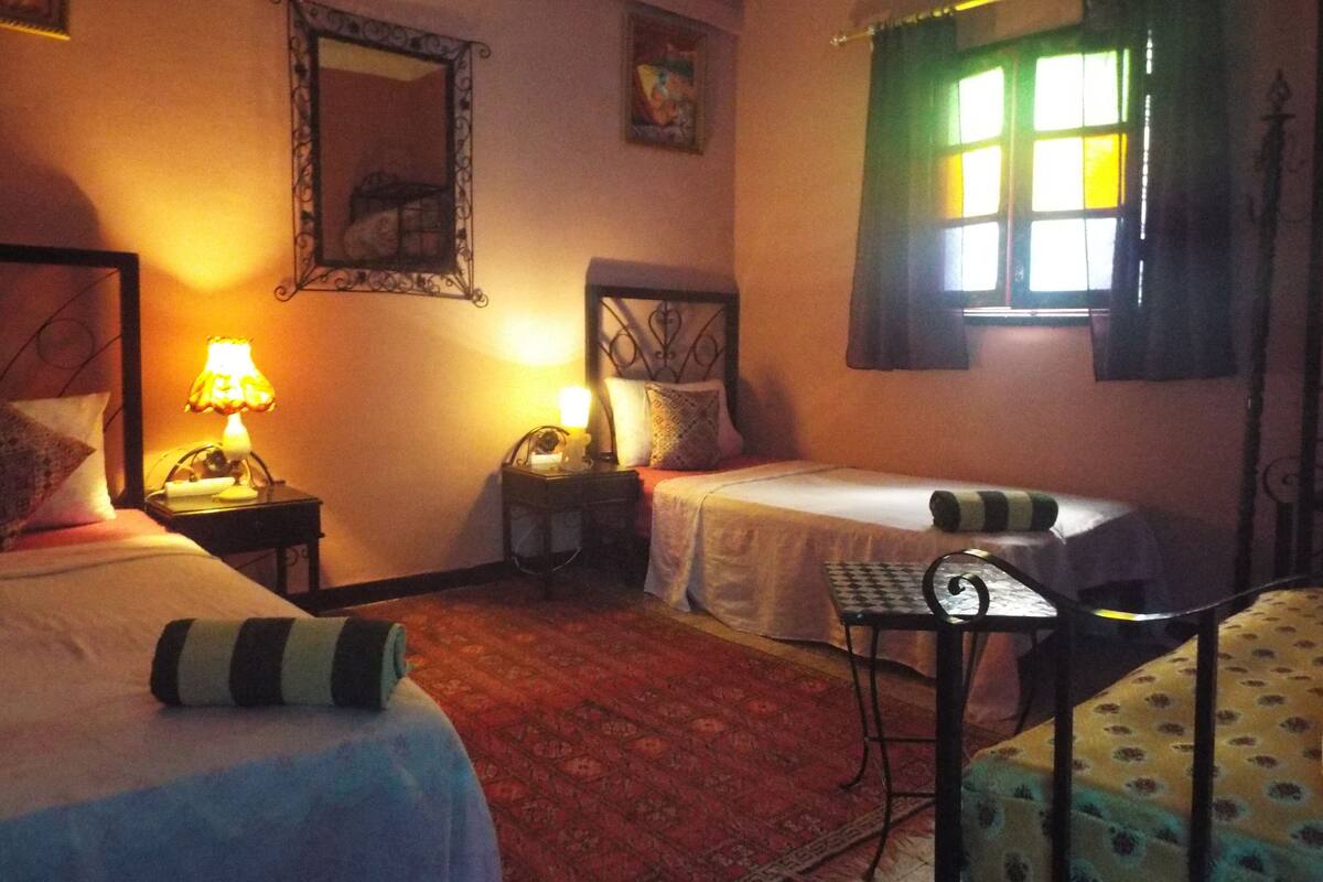 Twin Room | In-room safe, soundproofing, WiFi (free)