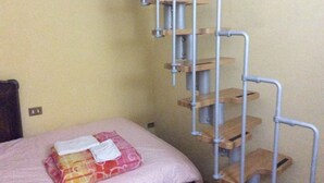ノートパソコン用作業スペース、アイロン / アイロン台、ベッドシーツ