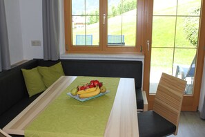Apartment, 1 Schlafzimmer, Terrasse | Essbereich im Zimmer