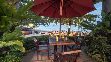 Se sirven desayunos, comidas, cenas y cocina local e internacional