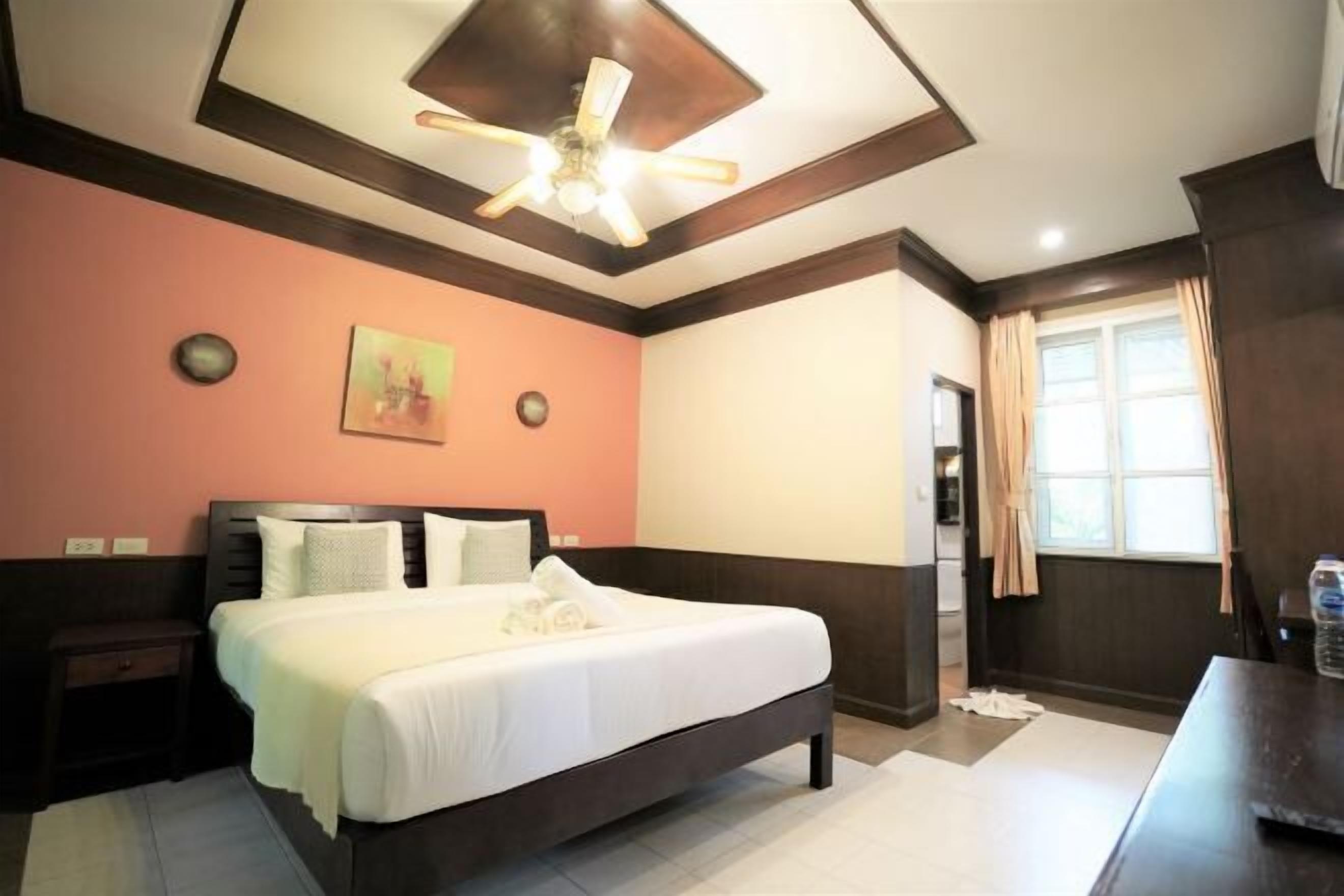 Minibar, in-room safe, desk, free WiFi