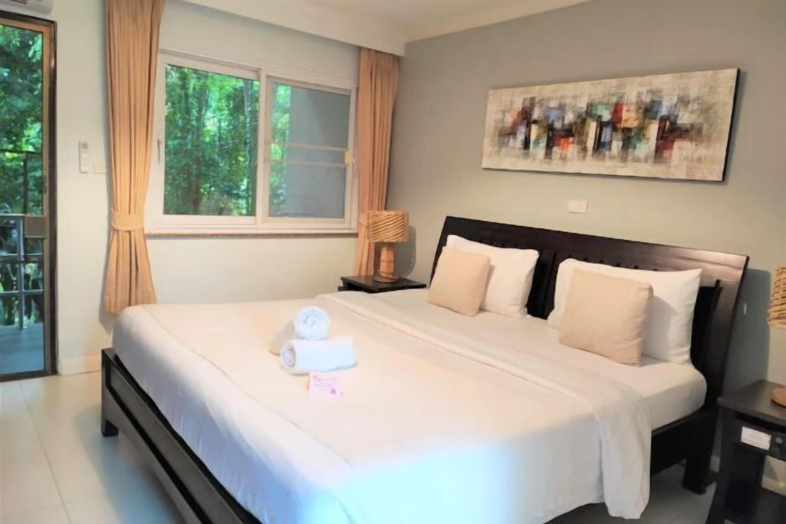 Minibar, in-room safe, desk, free WiFi