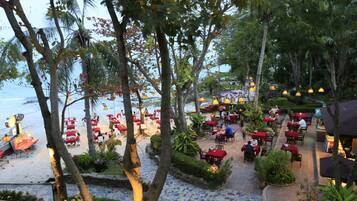 Se sirven desayunos, comidas, cenas y cocina local e internacional