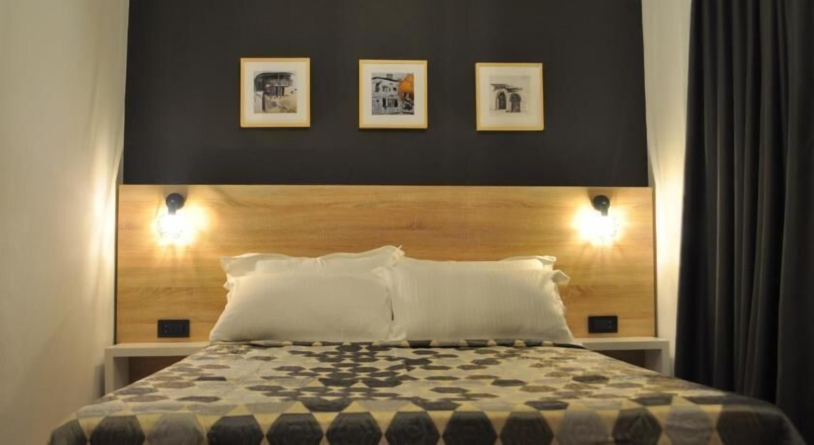 Minibar, skrivebord, skrivebord for bærbar PC og lydisolert