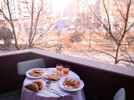 Enskur morgunverður daglega (8 EUR á mann)