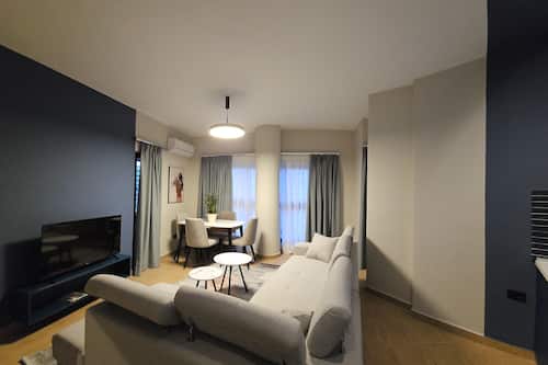 Appartamento Comfort (Access- 2flrs elevator & 2flrs stairs) | Area soggiorno | TV a schermo piatto, caminetto