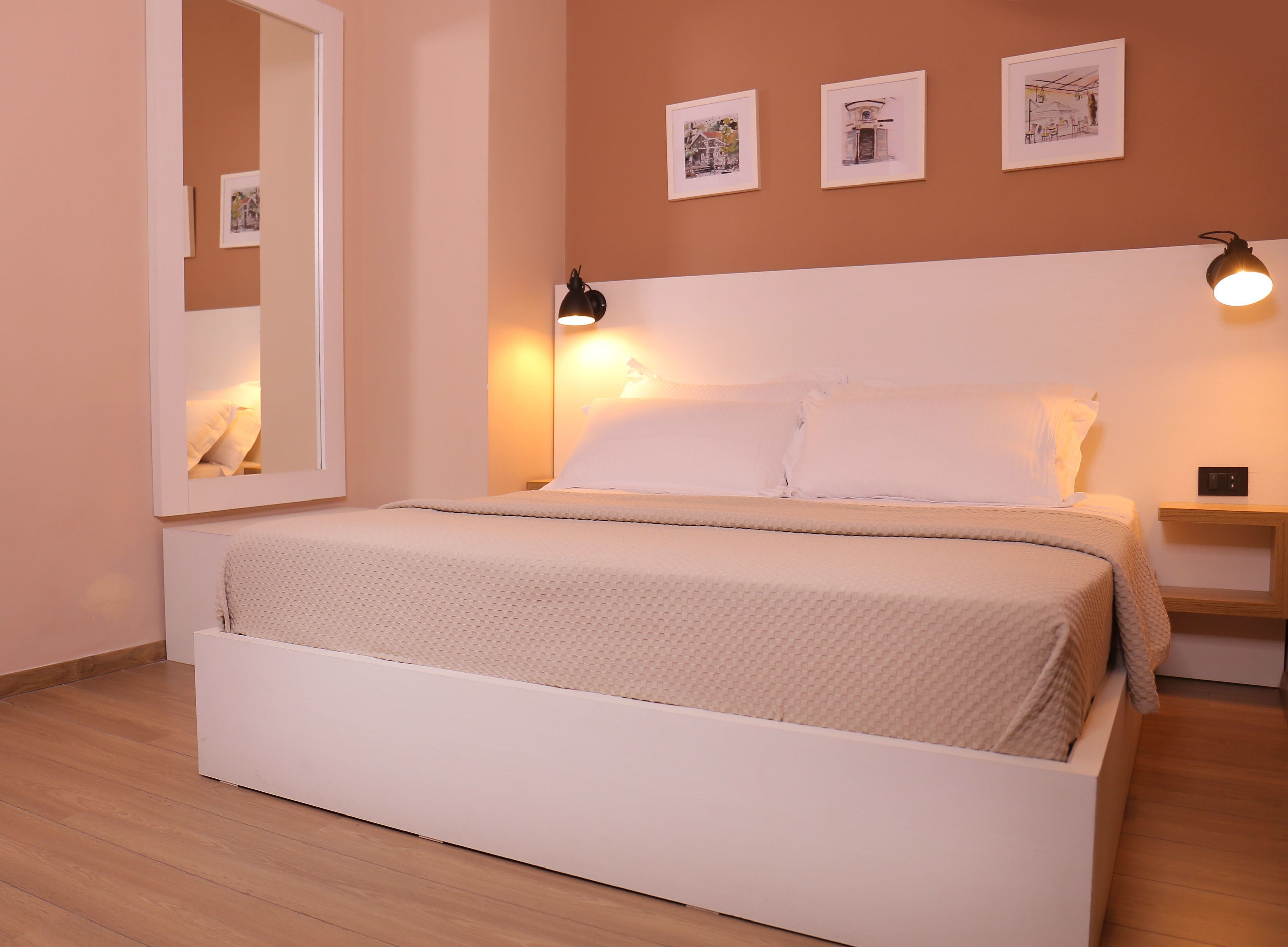 Minibar, skrivebord, skrivebord for bærbar PC og lydisolert