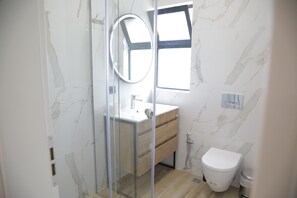 아파트 | 욕실 | 레인폴 샤워기, 무료 세면용품, 헤어드라이어, 목욕가운