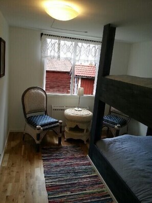 Chambre double, salle de bains commune, vue sur le jardin | Décor unique, ameublement unique, rideaux d’obscurcissement