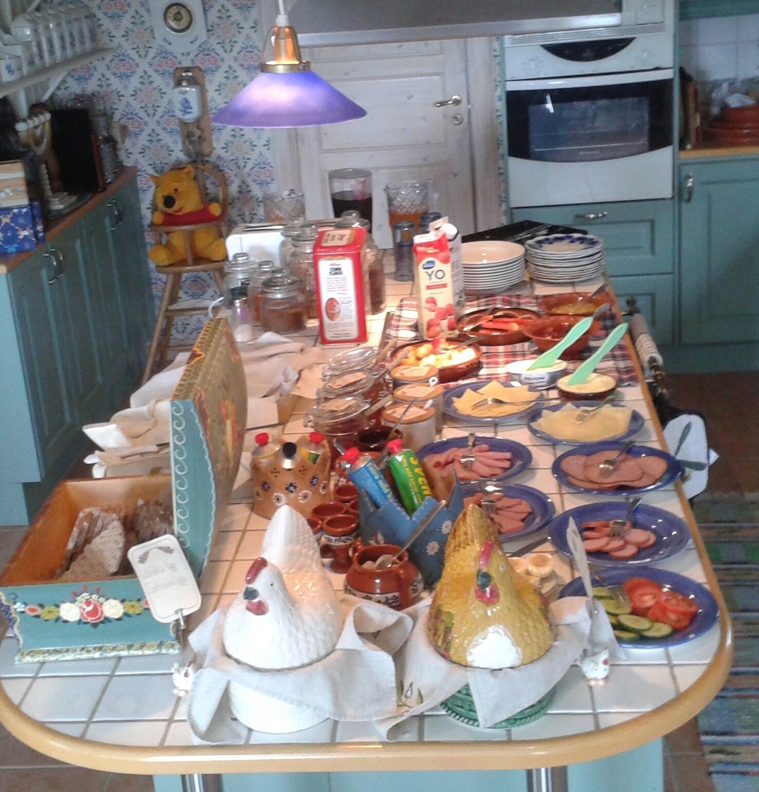 En köksbänk med olika livsmedel och köksredskap.