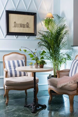 Coin salon dans le hall