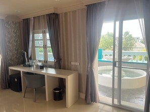 プレミア スイート | リビング エリア | 40 インチの液晶テレビ (衛星放送視聴可)、テレビ、Netflix