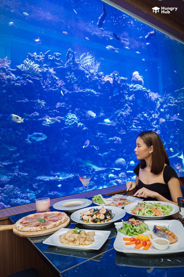 Frühstück, Mittagessen, Abendessen, lokale und internationale Küche