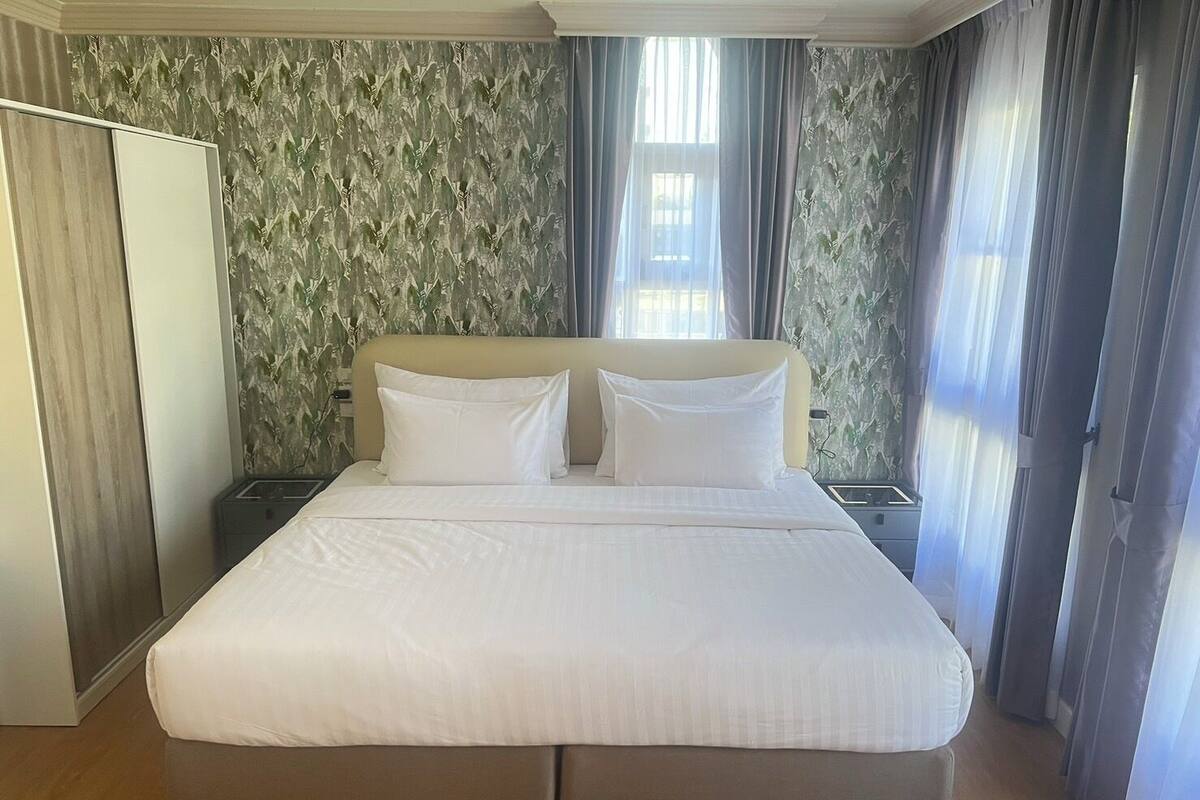 Skywalk Suite | Premium bedding, pillowtop beds, in-room safe, laptop workspace