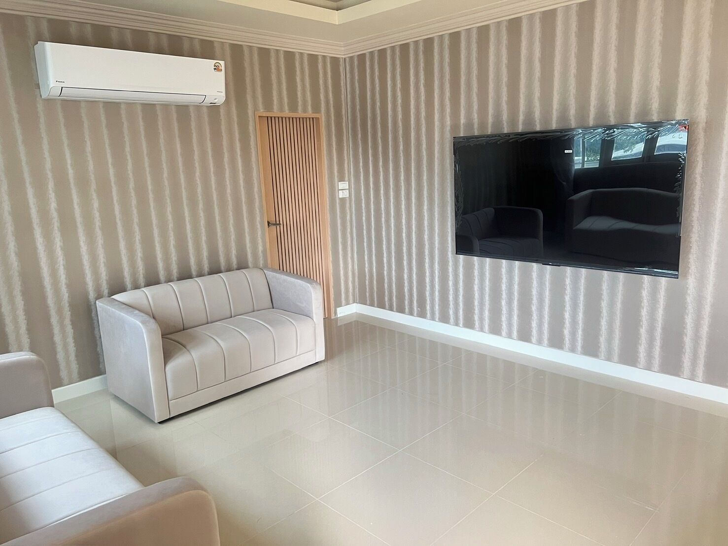 royal suite | living area | 40-inch lcd tv with satellite channels, tv, netflix
