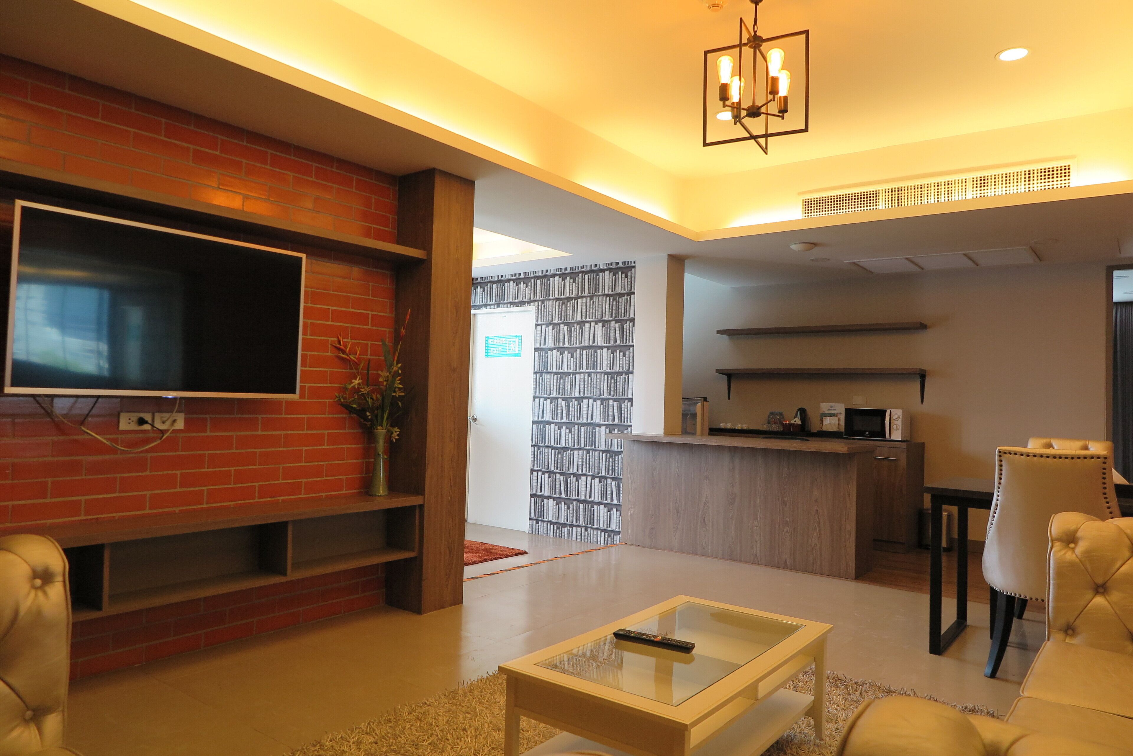 penthouse suite | 1 bedroom, premium bedding, pillow-top beds, in-room safe