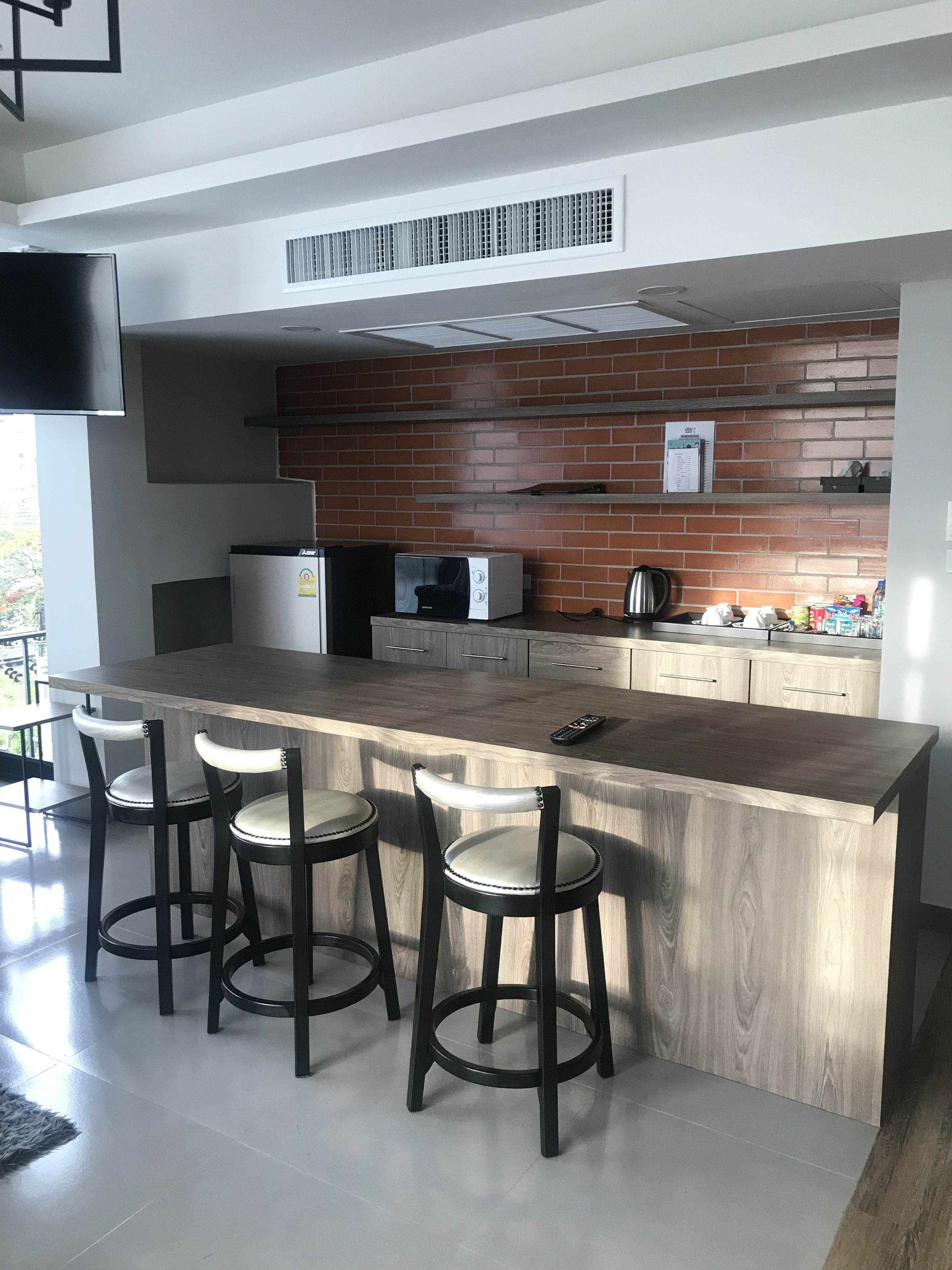 executive suite, 2 bedrooms, kitchenette, pool view | private kitchenette | microwave